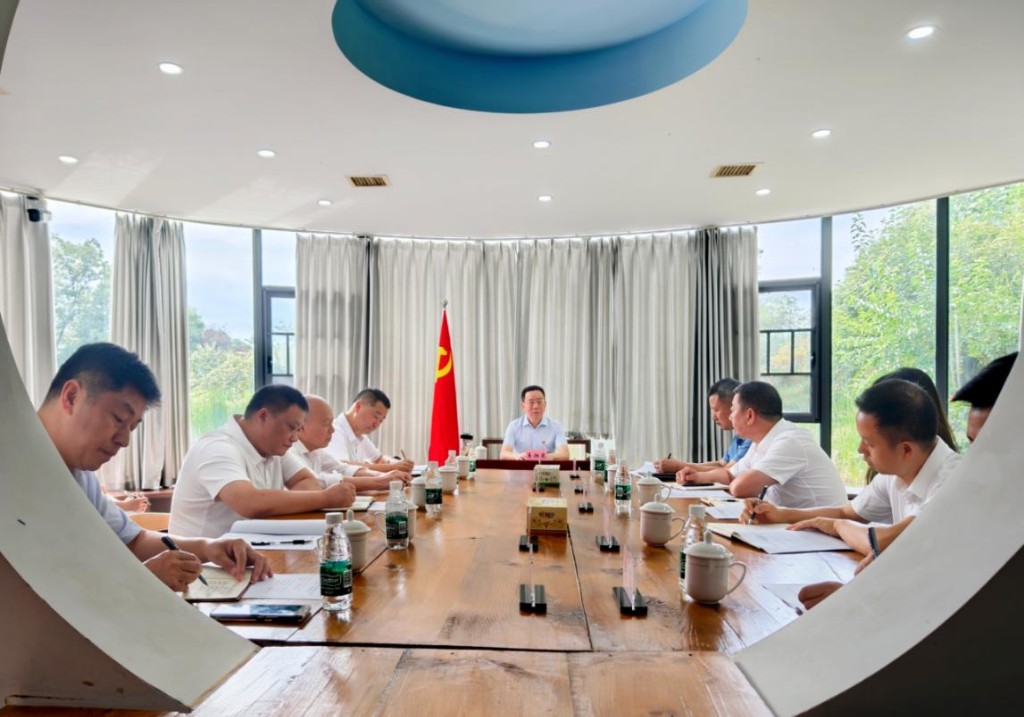 易湘东讲授深入贯彻中央八项规定精神学习教育专题党课