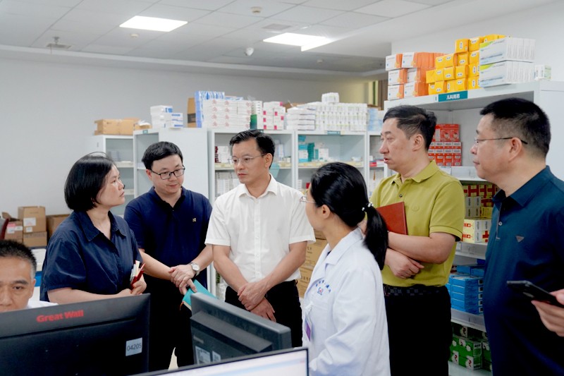 市医保局局长张江华赴医院调研医保药品追溯码应用工作