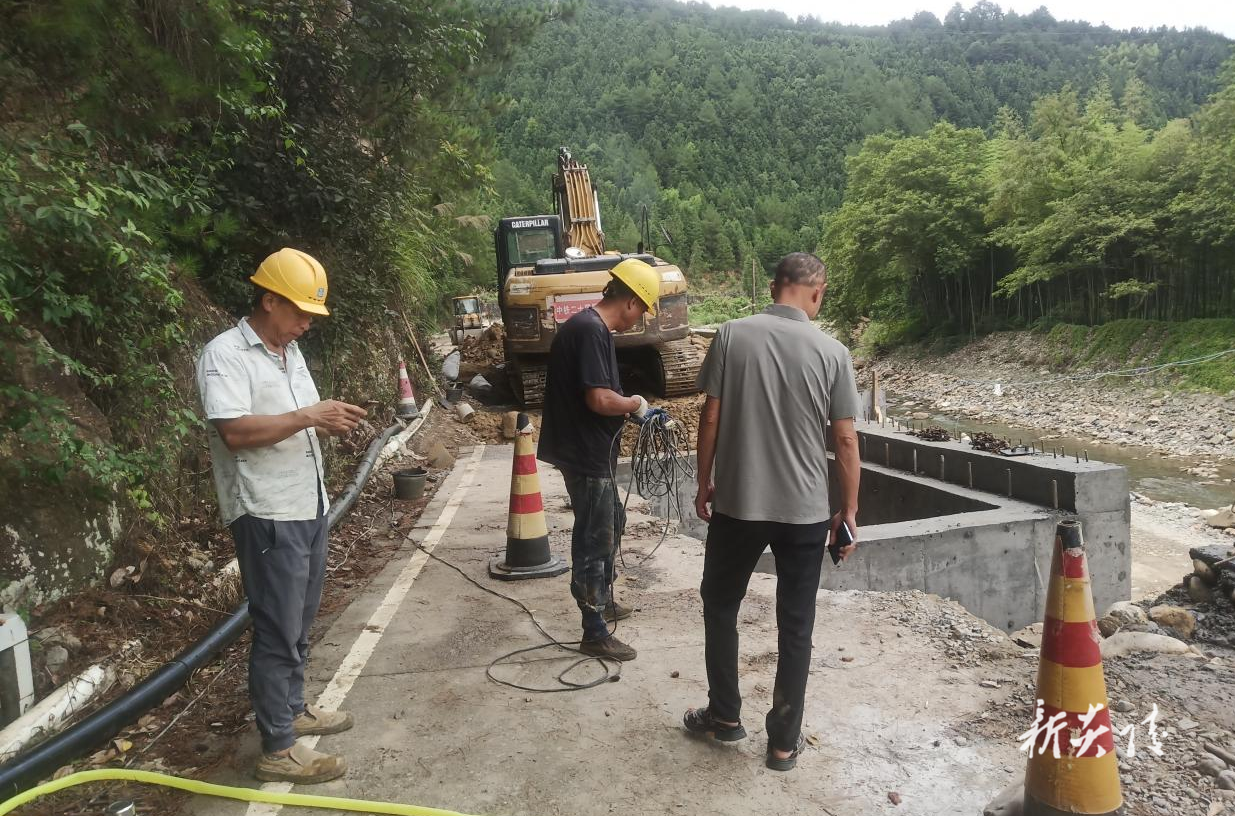 中村瑶族乡：排查道路隐患 守护群众出行路