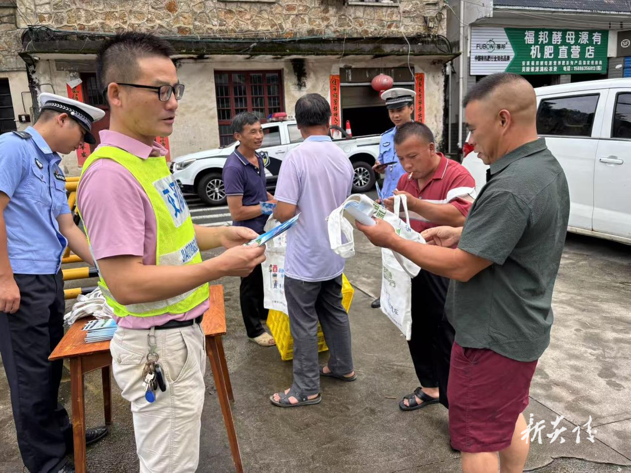 策源乡：赶集日送“安全” 护航炎陵黄桃丰收季