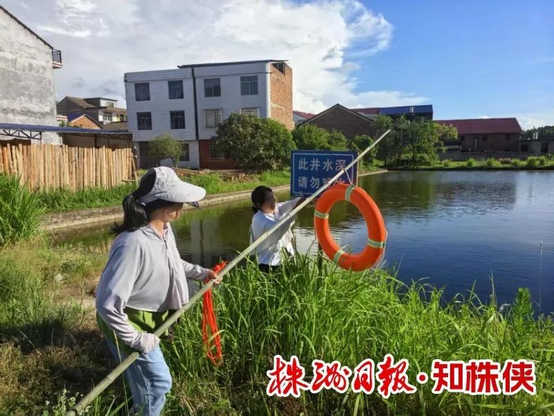 将党旗插在防溺水第一线