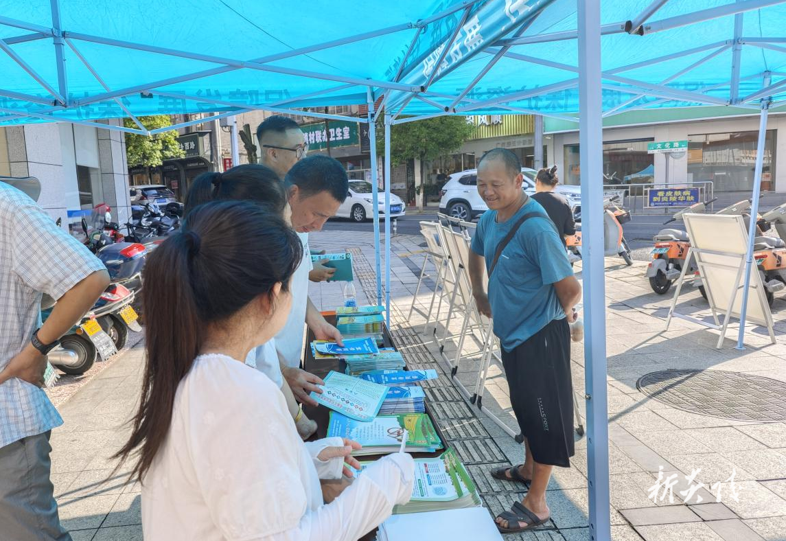 县自然资源局开展政务公开主题日活动：面对面解读政策 零距离服务群众