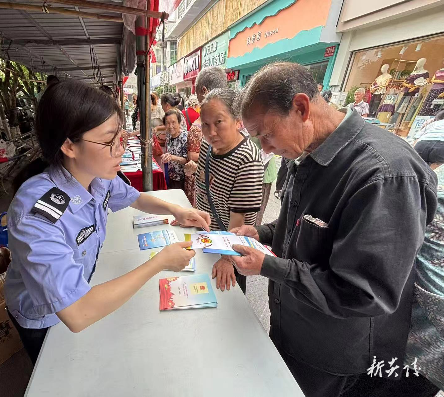 县司法局开展政务公开主题日活动：“普法惠民进街区 政务公开零距离”宣传活动