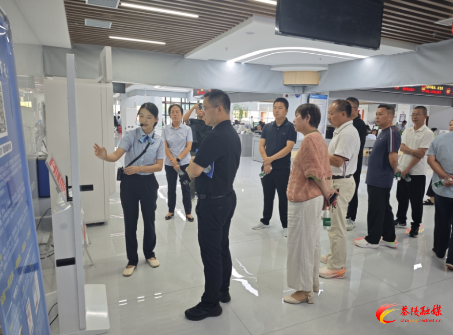 茶陵县优化营商环境协调事务中心组织企业“体验官”走进部门看审批