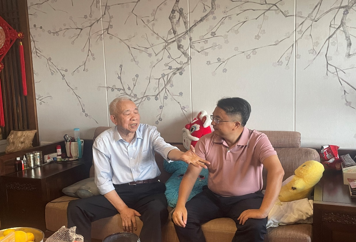市统计局走访慰问退休老干部