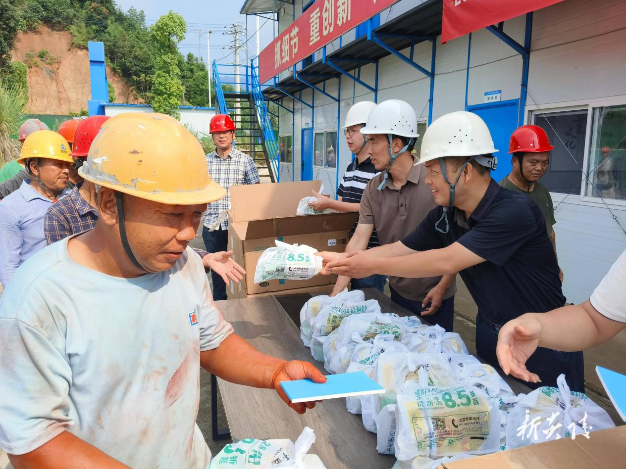 县住建局开展2025年住建领域防暑降温慰问活动