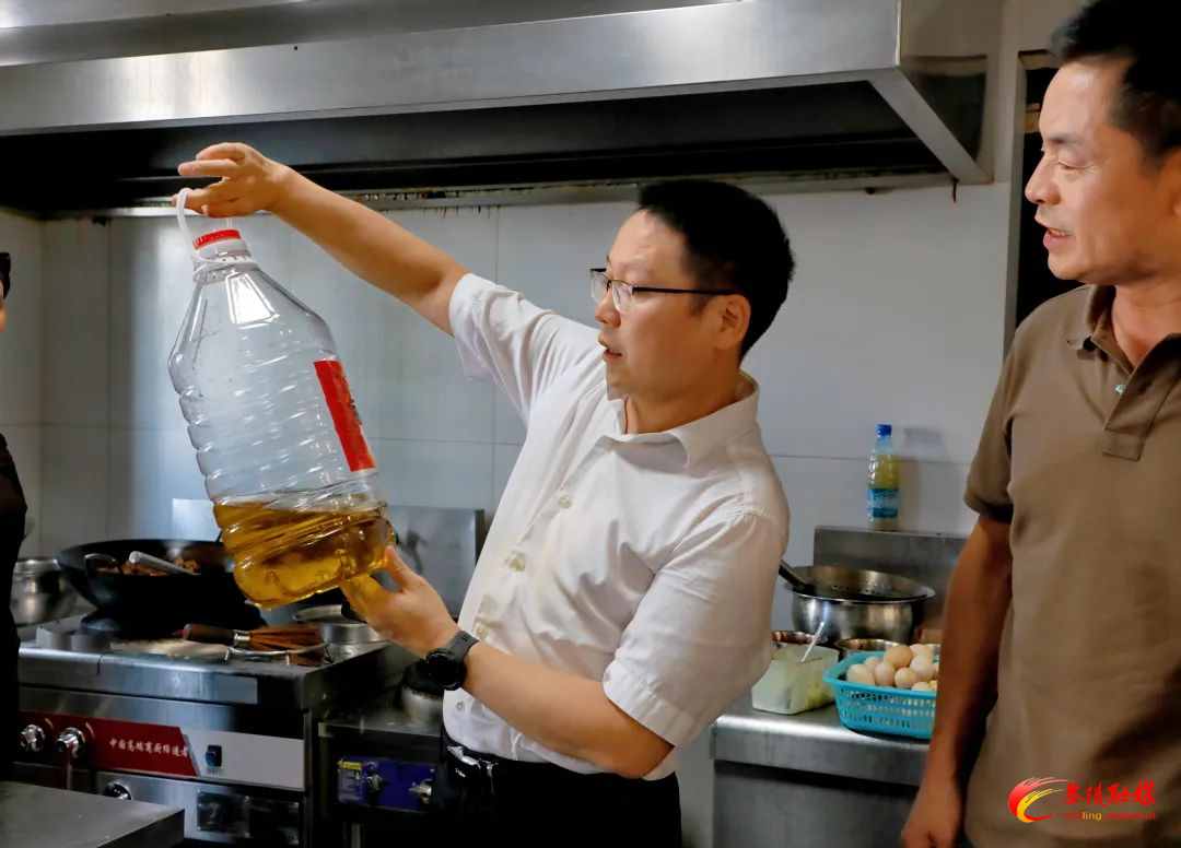 朱毅强带队暗访食品安全工作