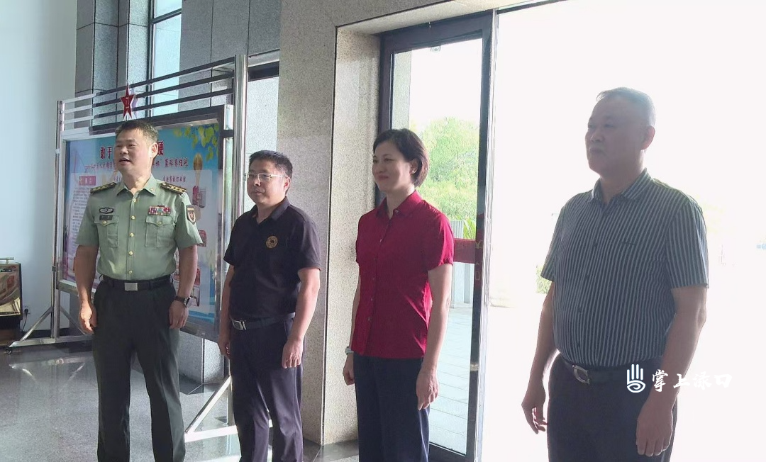 赖晓智带队走访慰问驻区部队官兵