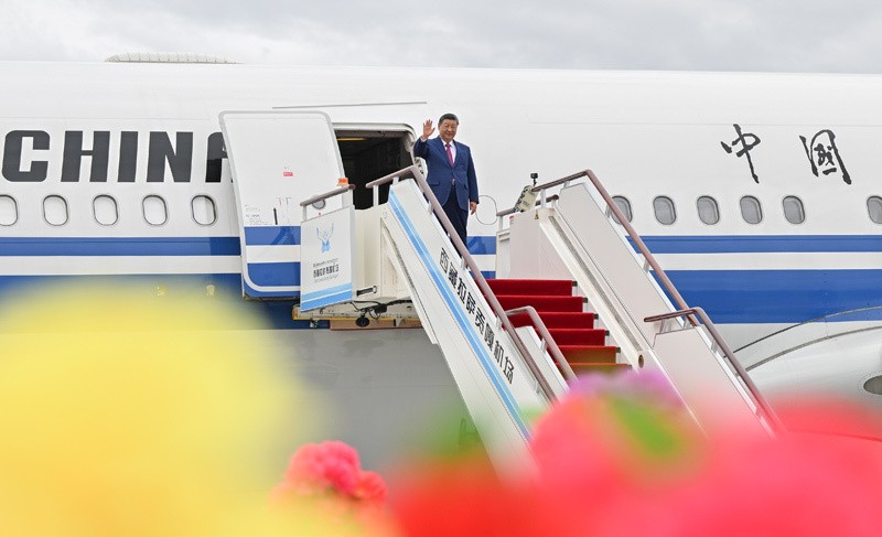 习近平率中央代表团抵达拉萨出席西藏自治区成立60周年庆祝活动