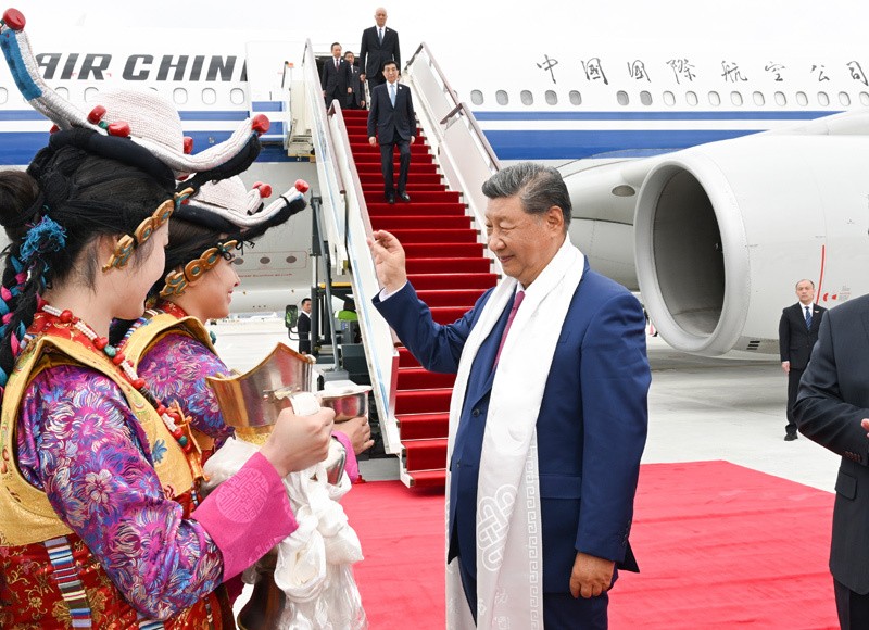 习近平率中央代表团抵达拉萨出席西藏自治区成立60周年庆祝活动