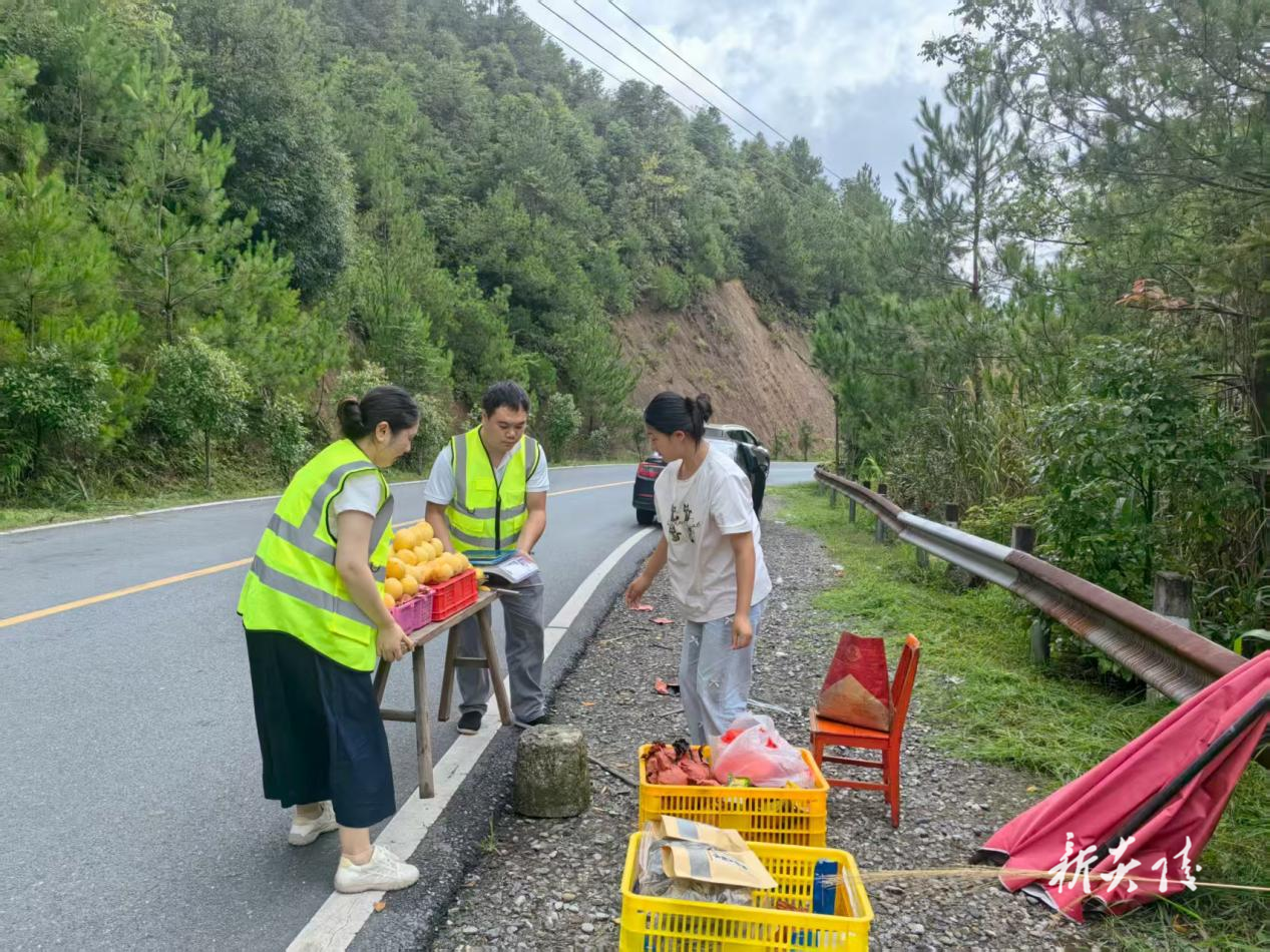 中村瑶族乡：规范卖桃摊点 守护群众安全