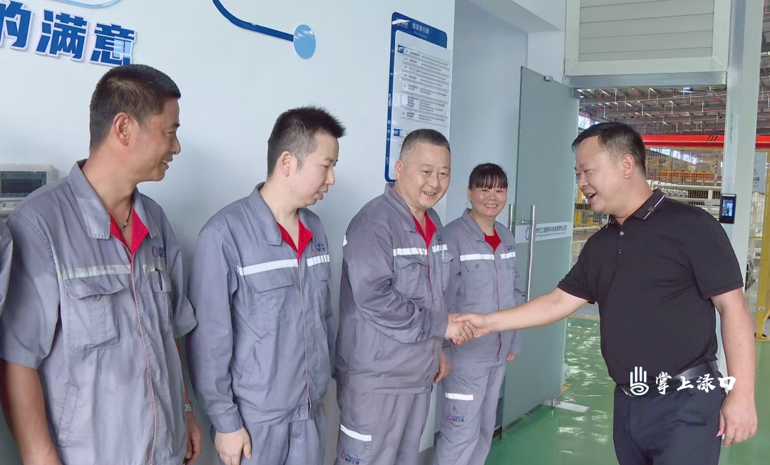 致敬高温下的坚守者 李晓彤带队开展送清凉慰问一线职工活动