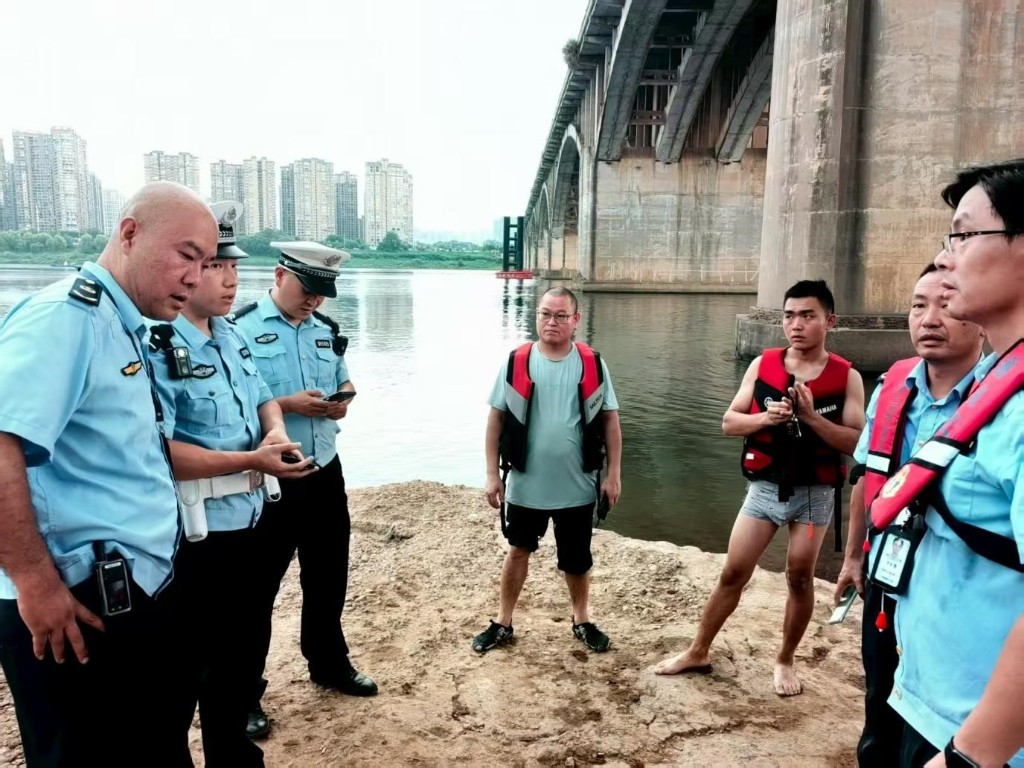 “劝离 约谈 处罚”三管齐下！株洲市水上交通执法大队联合多部门集中整治湘江航道乱象