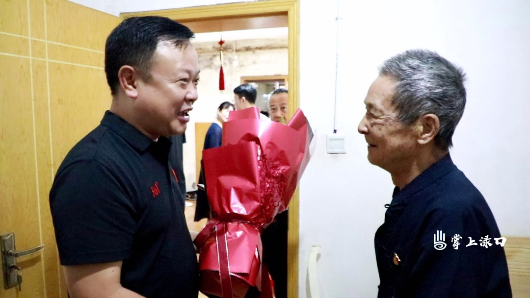 李晓彤走访慰问抗战老兵、复员军人