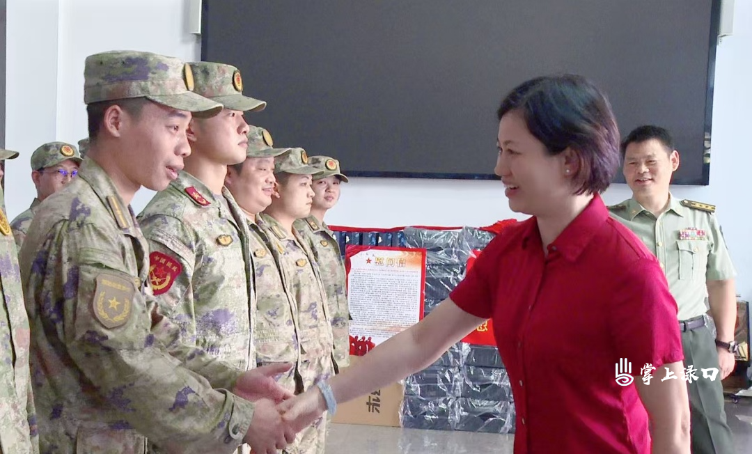赖晓智带队走访慰问驻区部队官兵