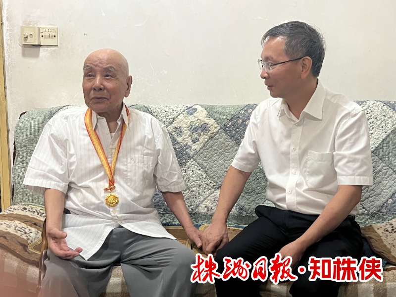 曹慧泉陈恢清等市领导走访慰问抗战老战士老同志