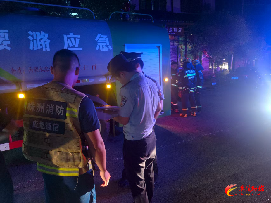 南杂店深夜起火 高陇镇专职消防队成功救出两人