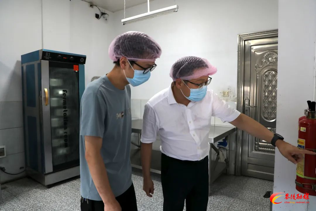 朱毅强带队暗访食品安全工作