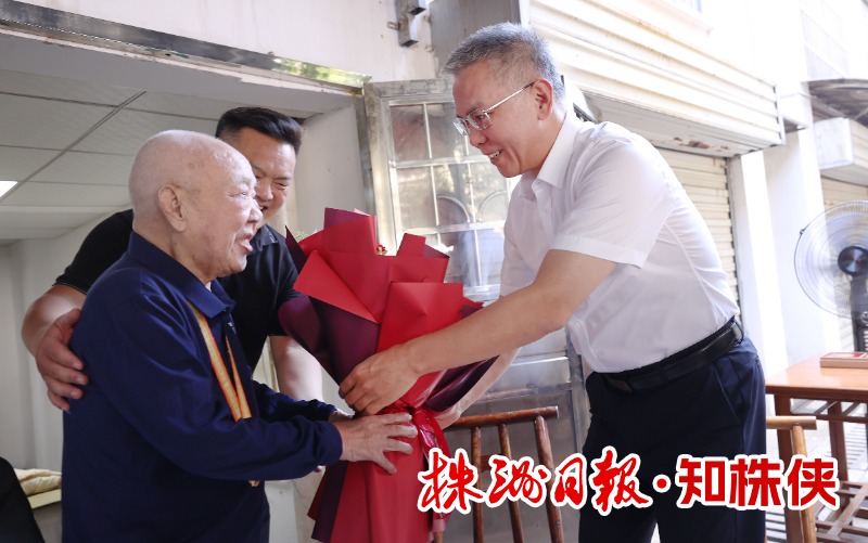曹慧泉陈恢清等市领导走访慰问抗战老战士老同志