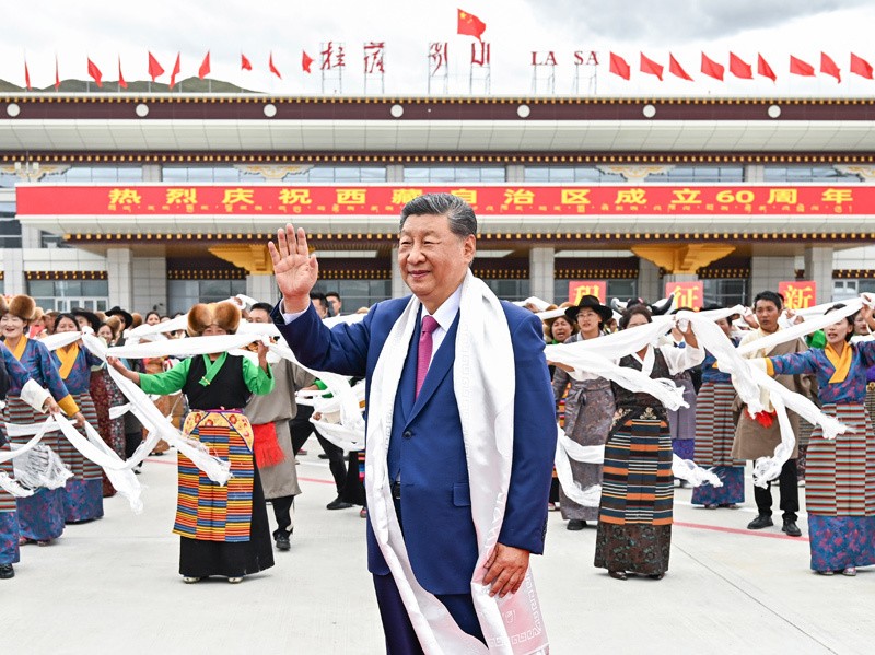 习近平率中央代表团抵达拉萨出席西藏自治区成立60周年庆祝活动