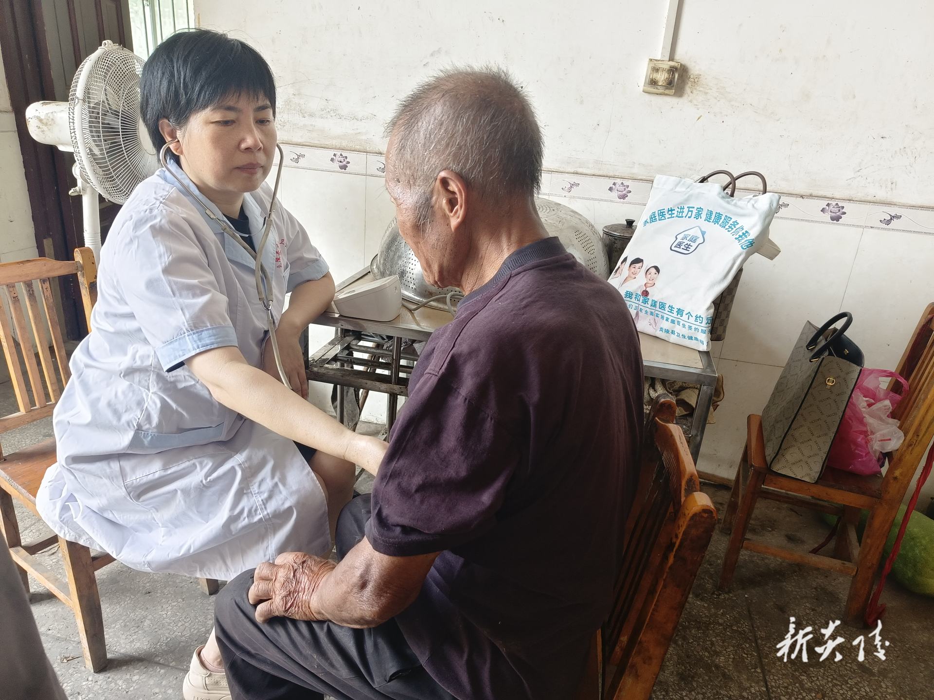 霞阳镇卫生院家庭医生“零距离”服务重点人群