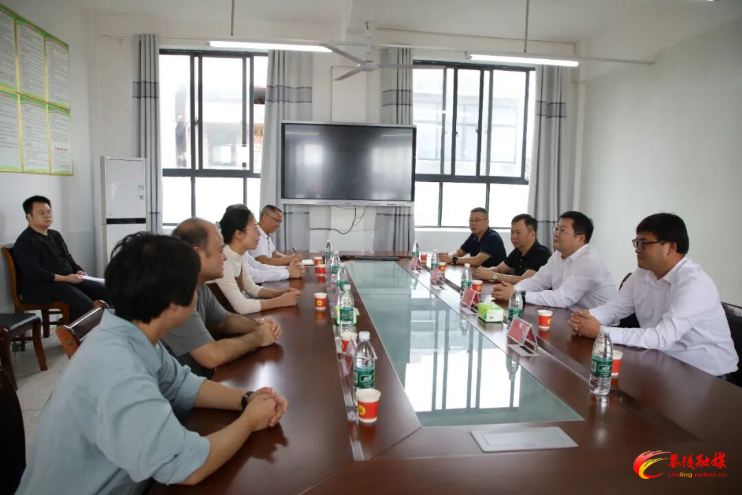 杨红兵慰问陈艳辉教师