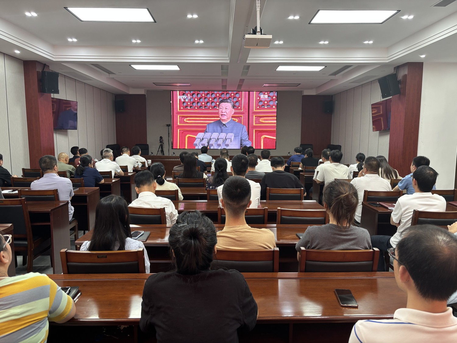 茶陵社会各界集中收看纪念中国人民抗日战争暨世界反法西斯战争胜利80周年大会
