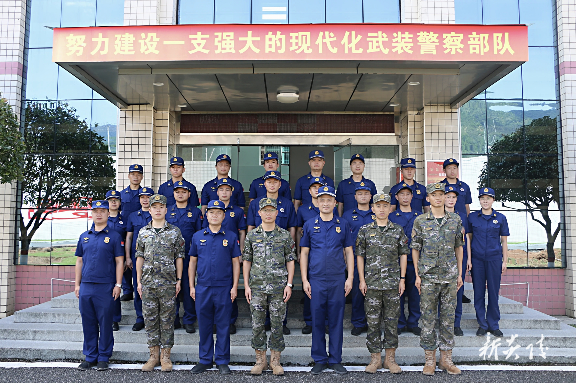 县消防救援大队赴武警中队开展参观见学活动
