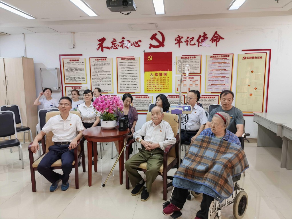 株洲：抗战老兵荧屏前见证强军盛世