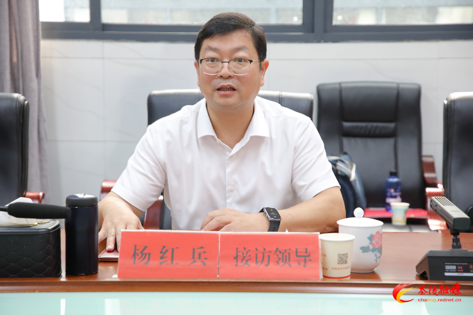 杨红兵到县信访局坐班接访群众并调研信访工作
