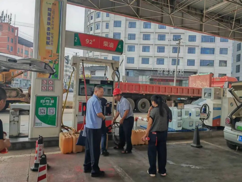 株洲市商务局联合多部门开展加油站“双随机、一公开”检查 为双节安全保驾护航