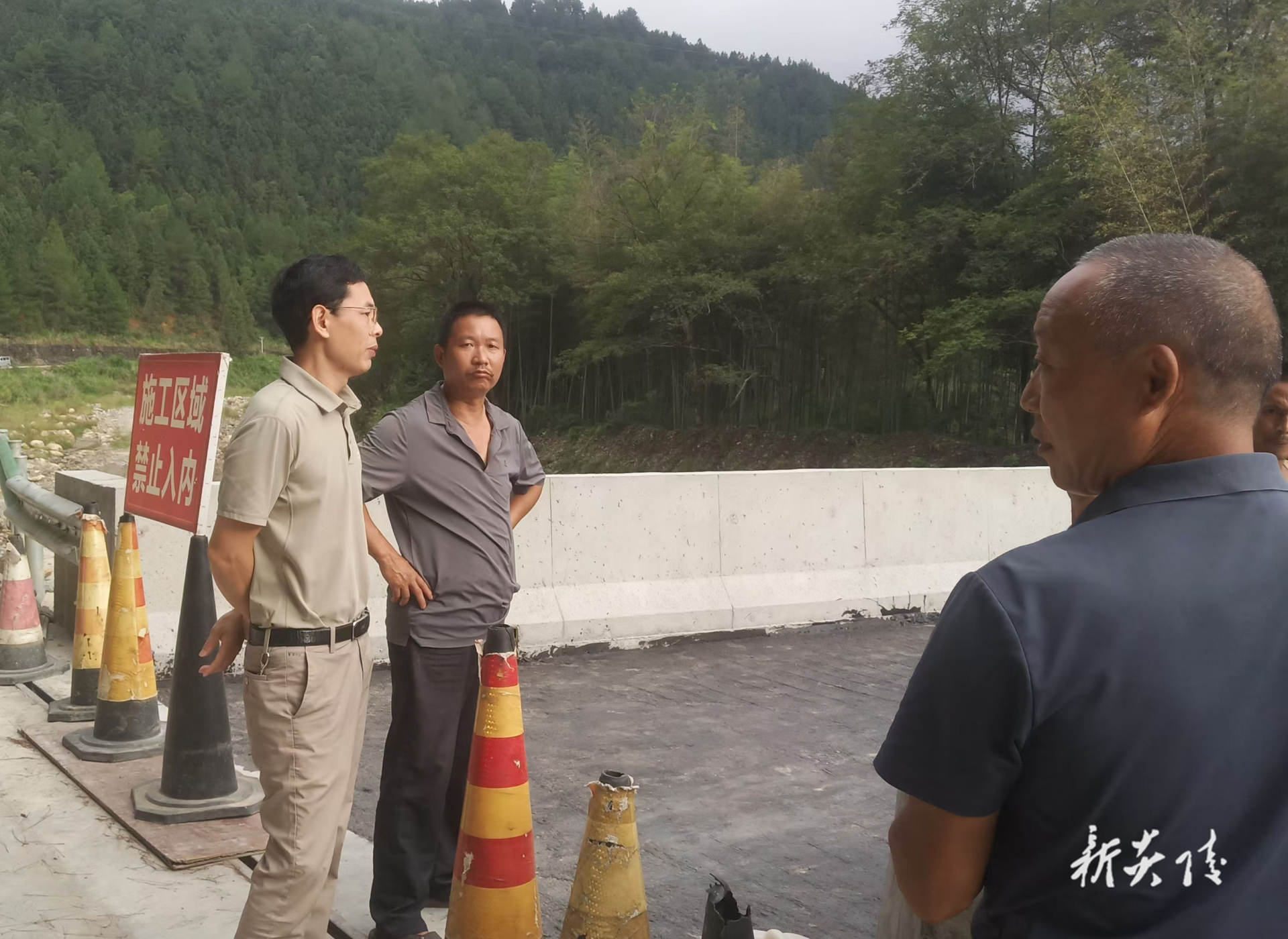 中村瑶族乡开展潭背桥梁建设情况调研