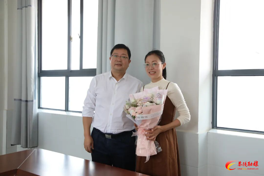 杨红兵慰问陈艳辉教师