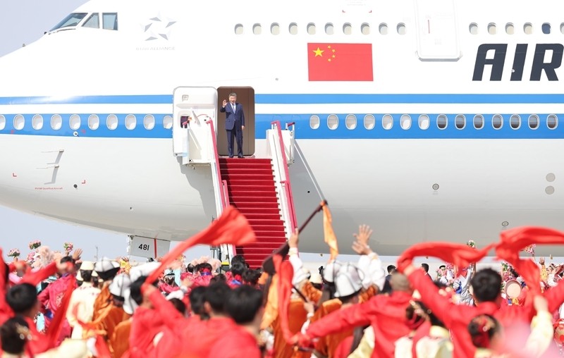 习近平率中央代表团抵达乌鲁木齐出席新疆维吾尔自治区成立70周年庆祝活动