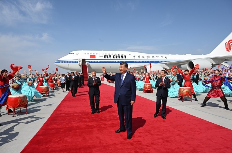 习近平率中央代表团抵达乌鲁木齐出席新疆维吾尔自治区成立70周年庆祝活动