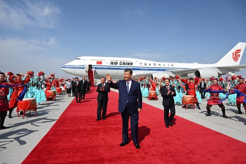 习近平率中央代表团抵达乌鲁木齐出席新疆维吾尔自治区成立70周年庆祝活动