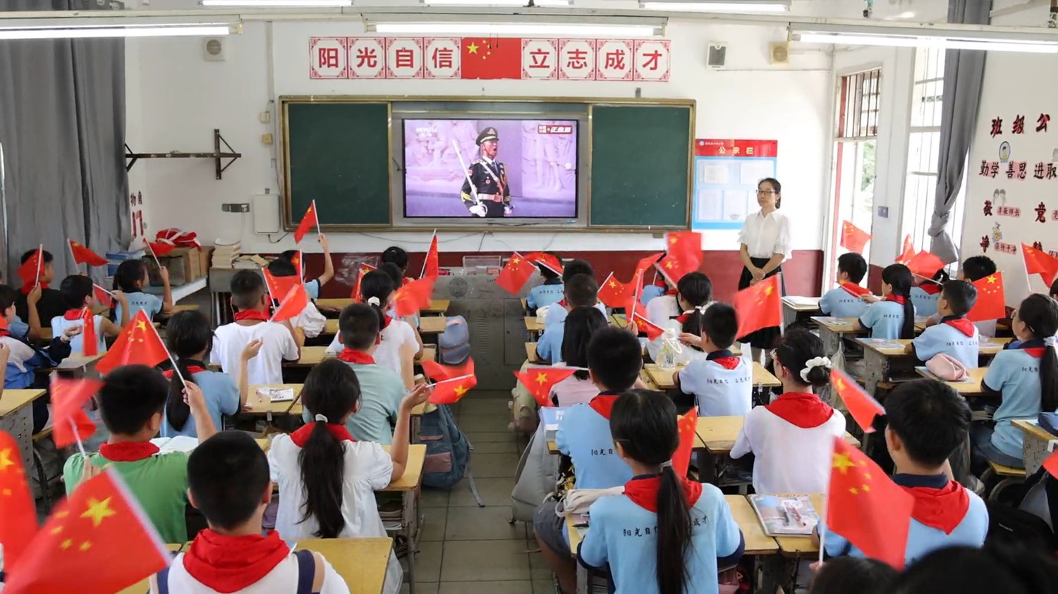 茶陵社会各界集中收看纪念中国人民抗日战争暨世界反法西斯战争胜利80周年大会