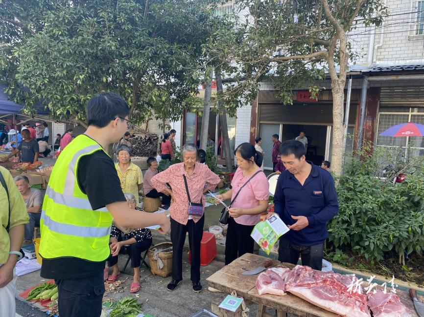 中村瑶族乡：集市宣讲护航舌尖上的安全