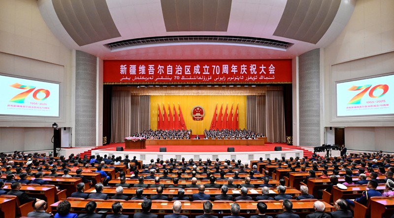 新疆维吾尔自治区成立70周年庆祝大会隆重举行 习近平出席大会