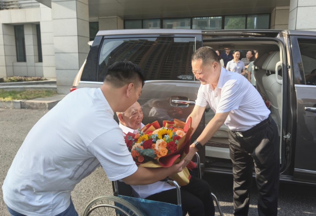 株洲：鲜花相迎！观礼九三阅兵的101岁抗战老兵袁寿春回家