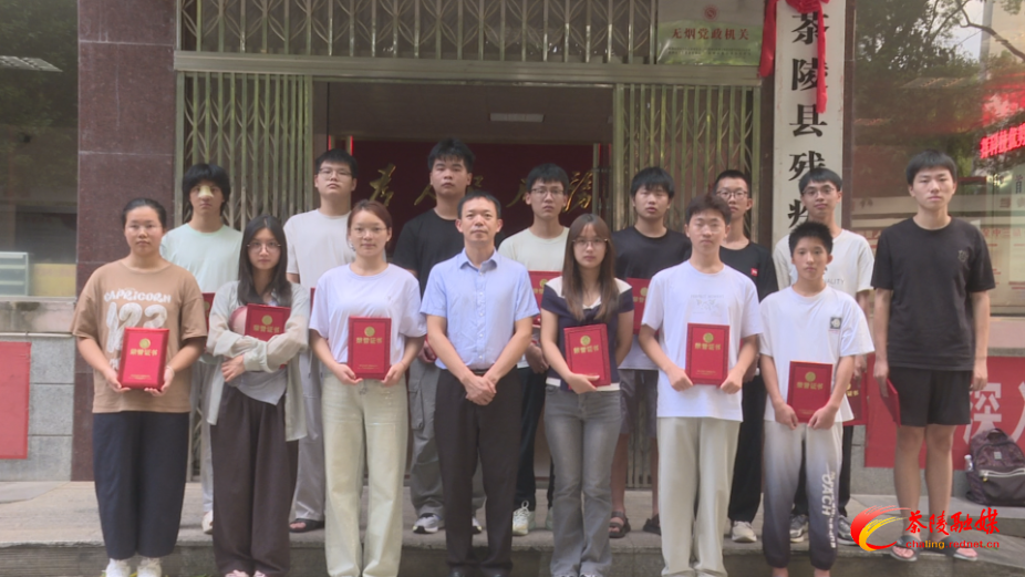 县残联召开困难残疾人家庭励志学子座谈会