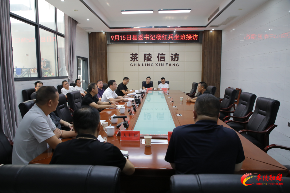 杨红兵到县信访局坐班接访群众并调研信访工作