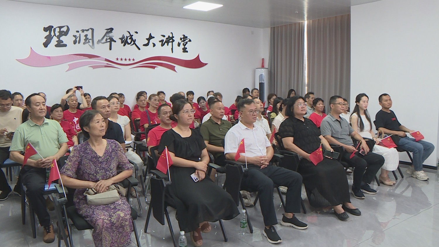 茶陵社会各界集中收看纪念中国人民抗日战争暨世界反法西斯战争胜利80周年大会