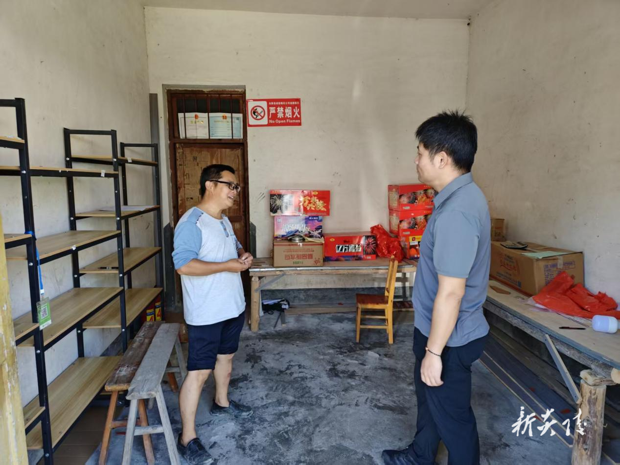 下村乡开展烟花爆竹经营（零售）许可证换发工作​