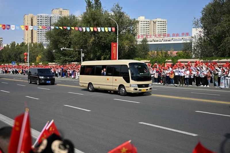 习近平率中央代表团抵达乌鲁木齐出席新疆维吾尔自治区成立70周年庆祝活动
