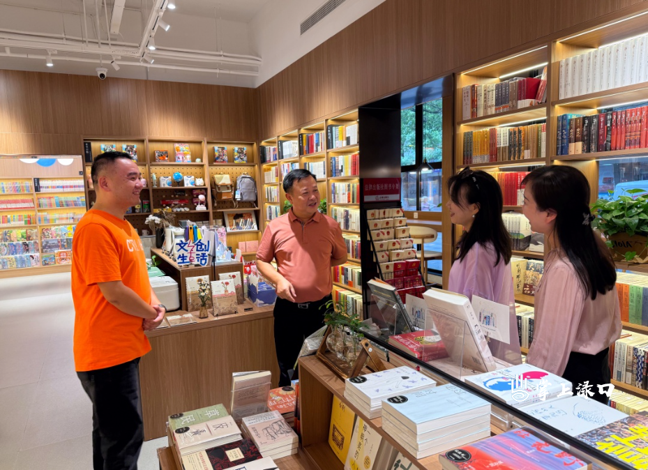 李晓彤调研图书产业发展情况