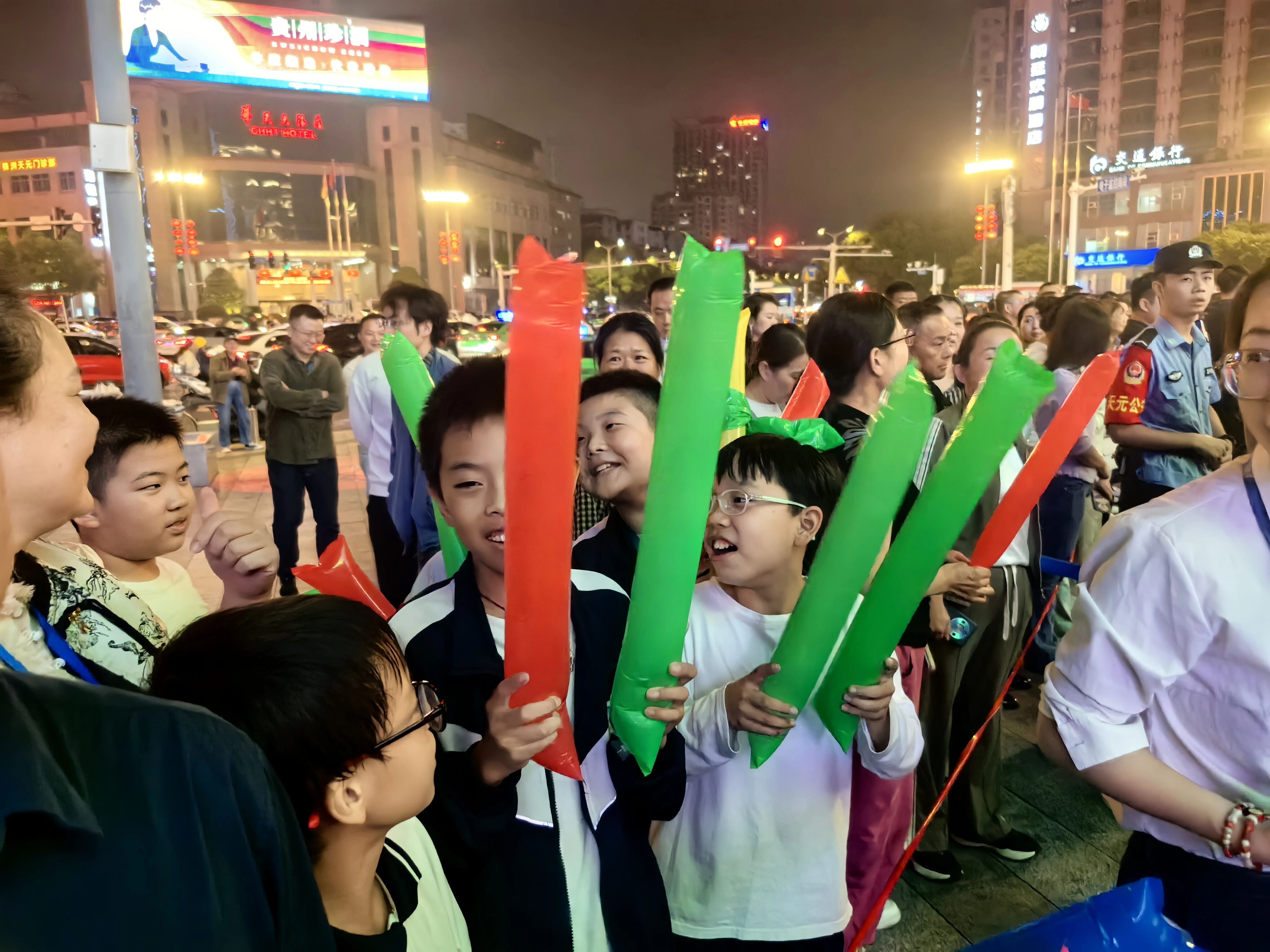 有你“泰”精彩！社区合伙人助力群众拔河