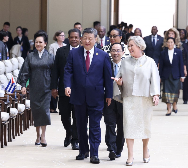 习近平出席全球妇女峰会开幕式并发表主旨讲话