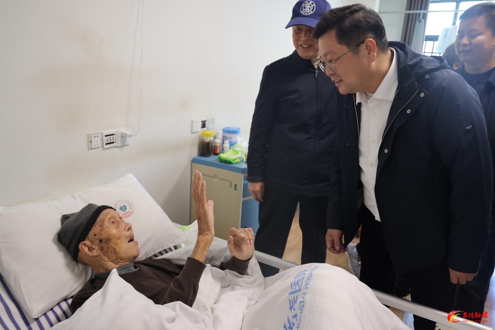 杨红兵重阳节走访慰问离退休老干部