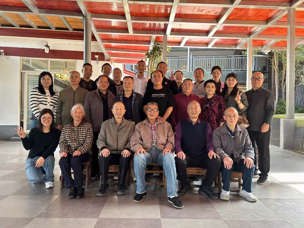 庾岭登高 情暖桑榆